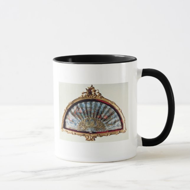 Lockern Sie auf, verziert mit einer Szene einer Tasse (Rechts)