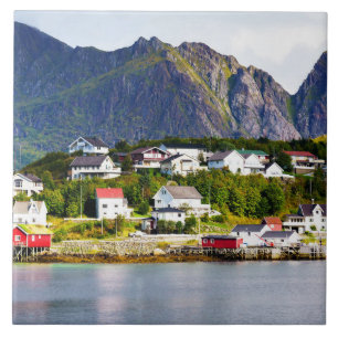 Lofoten Norwegen Reine Dorf unter sonniger blauem  Fliese