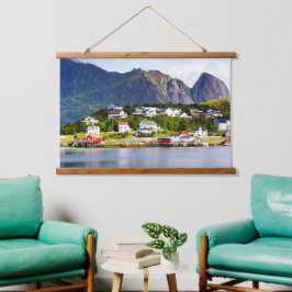 Lofoten Norwegen Reine Dorf unter sonniger blauem  Wandteppich Mit Holzrahmen