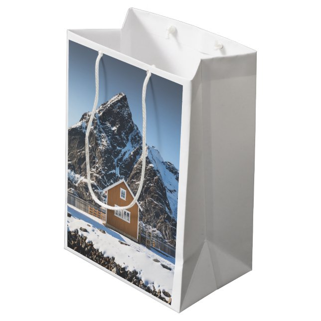 Lofoten Yellow Cabin Mittlere Geschenktüte (Rückseite Schrägansicht)