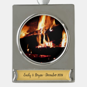 Loggt sich in der Feuer-Feuer-Fotografie ein Banner-Ornament Silber
