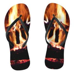Loggt sich in der Feuer-Feuer-Fotografie ein Flip Flops