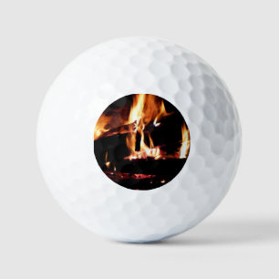 Loggt sich in der Feuer-Feuer-Fotografie ein Golfball