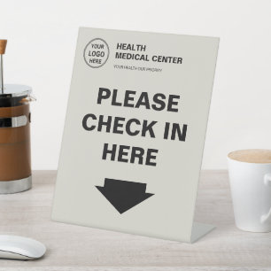 Logo der medizinischen Klinik Check-in Sockelschild