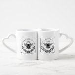 Logo des eleganten Bee Floral Couple Liebestassen<br><div class="desc">Die Tasse eines eleganten,  frisch vermählten Paares mit ihrem runden,  blumengeschmückten Lorbeervogel runden das Loopold ab.</div>