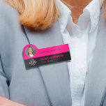 Logo Foto ID Modern Hot Pink Black Business Titel Namensschild<br><div class="desc">Zeigen Sie Ihre Markenidentität mit benutzerdefinierten magnetischen Namensschildern, die Ihr Logo und Ihr Foto auf einem fett leuchtenden Rosa- und Schwarz-Design zeigen. Diese Namensschilder sind ideal für Profis, die ein modernes und auffälliges Aussehen suchen. Sie sind ideal geeignet, um die Anerkennung von Mitarbeitern zu steigern und personalisierte Geschenke für Unternehmen...</div>