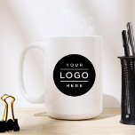 Logo für benutzerdefinierte Unternehmen Kaffeetasse<br><div class="desc">Individuelle zweiseitige Kaffee-Tasse mit beruflichem Firmenlogo,  das personalisiert werden kann. Fügen Sie einfach Ihr Firmenlogo in den schwarzen runden Platzhalter hinzu.</div>