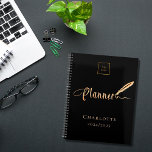 Logo für die Goldtypografie der schwarzen Rose 202 Planer<br><div class="desc">Ein eleganter schwarzer Hintergrund,  der mit einem Federstift geschmückt ist. Personalisieren und hinzufügen Sie Ihr Unternehmen,  Firmenlogo,  Name und Jahr. Goldener Text: Planer</div>