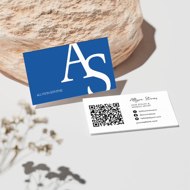 Logo-Initialen moderner blauer, fett formatierter  Visitenkarte (Logo initials neon pink bold makeup qr code business card blue)