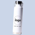 Logo mit Text-Branding-Werbung Trinkflasche<br><div class="desc">Fügen Sie Ihr eigenes Logo und Textauswahl zu diesem Design hinzu. Entfernen Sie den Text,  wenn Sie es vorziehen. Minimalistisch und beruflich,  um die Markenloyalität zu fördern. Ideal für die Mitarbeiterwerbung oder als Werbemittel für Ihre Kunden und Kunden.</div>