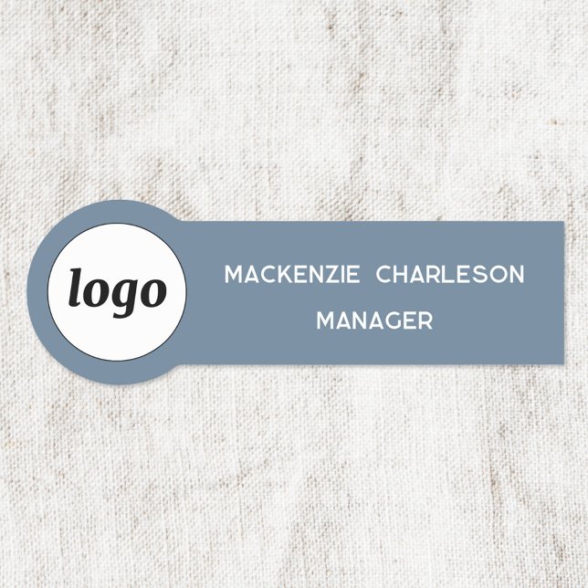 Logo Mitarbeiter Dusty Blue Business Namensschild (Simple logo with custom text business branding promotional dusty blue name label pin)