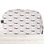 Logo-Muster Werbeaktion für Unternehmen Rosa pink Waschbeutel<br><div class="desc">Fügen Sie diesem Design Ihr eigenes Logo hinzu. Minimalistisch und beruflich. Ideal für ein Werbeprodukt für Ihre Mitarbeiter,  Mitarbeiter,  Kunden und Kunden. Ideal für Messe-,  Reise-,  Firmen- oder Sportveranstaltungen und Geschenke. Weitere Versionen finden Sie in der Auflistung.</div>