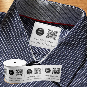 Logo-QR-Bekleidungsmarken beim Nähen des Tags Satinband