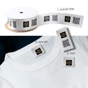 Logo-QR-Code-Bekleidungsetiketten auf Falten über Satinband