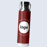Logo-Text Werbeaktion Branding Dunkelrot Trinkflasche<br><div class="desc">Einfaches Logo und benutzerdefiniertes Textdesign,  um die Markenloyalität zu fördern und Ihr kleines Unternehmen zu fördern. Ersetzen Sie das Logo durch Ihr eigenes,  und ändern oder löschen Sie den oberen und unteren Text,  um es anzupassen. Perfekt für Werbezwecke und für Mitarbeiter,  Kunden und Kunden.</div>
