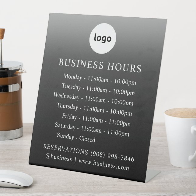 LOGO und Geschäftszeiten | Gradient | Stehendes Ze Sockelschild (In Situ)