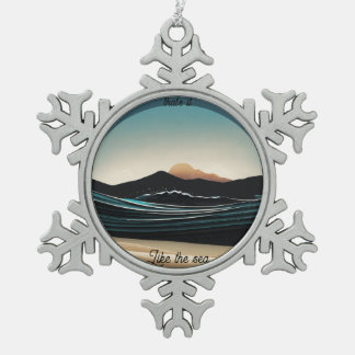 Logo von Fierce Minimalistisch Monta Beach Ocean W Schneeflocken Zinn-Ornament