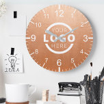 Logo-Werbemarke für kundenspezifische Unternehmen Runde Wanduhr<br><div class="desc">Fügen Sie Ihr individuelles Firmenlogo hinzu,  um eine einzigartige Wanduhr zu schaffen. Macht ein großartiges Werbegeschenk oder ein Firmengeschenk für Kunden,  Verkäufer,  Mitarbeiter oder andere Spezialisten. Wählen Sie aus verschiedenen Uhrformen und Größen. Keine Mindestmenge,  keine Einrichtungsgebühren.</div>