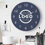 Logo-Werbemarke für kundenspezifische Unternehmen Runde Wanduhr<br><div class="desc">Fügen Sie Ihr individuelles Firmenlogo hinzu,  um eine einzigartige Wanduhr zu schaffen. Macht ein großartiges Werbegeschenk oder ein Firmengeschenk für Kunden,  Verkäufer,  Mitarbeiter oder andere Spezialisten. Wählen Sie aus verschiedenen Uhrformen und Größen. Keine Mindestmenge,  keine Einrichtungsgebühren.</div>