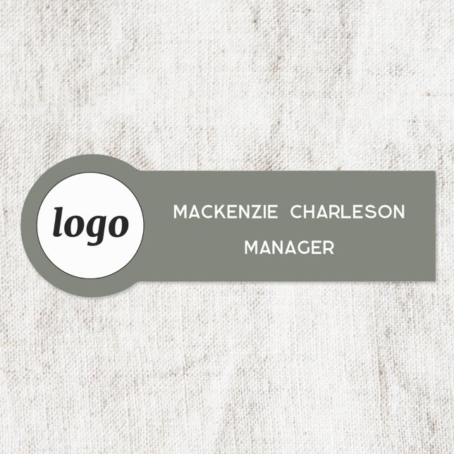 Logomitarbeiter: Grünes Unternehmen Namensschild (Simple logo with custom text business branding promotional sage green name tag badge)