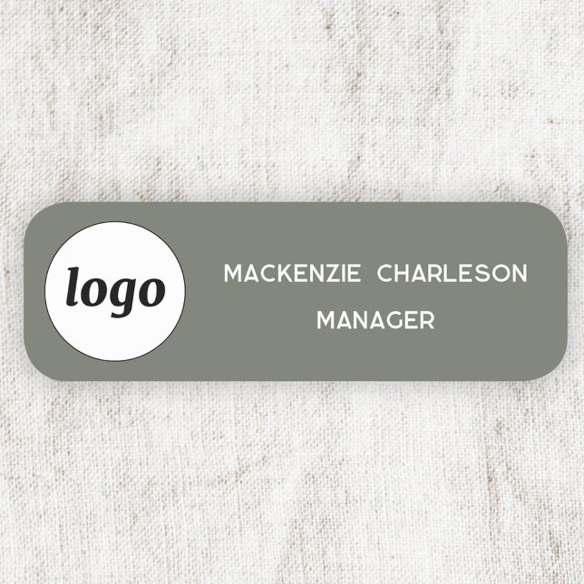 Logomitarbeiter: Grünes Unternehmen Namensschild (Simple logo with custom text business branding promotional
sage green name tag)