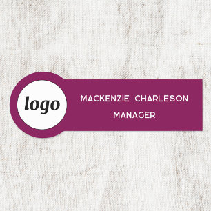 Logomitarbeiter Magenta Pink Business Namensschild