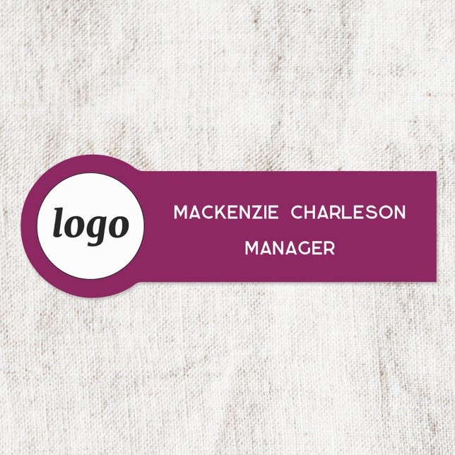 Logomitarbeiter Magenta Pink Business Namensschild (Simple logo with custom text business branding employee staff name label in dark magenta cherry pink)