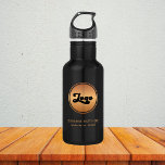 Logos und Texte für Unternehmen hinzufügen Berufli Edelstahlflasche<br><div class="desc">Werben Sie Ihre Marke mit dieser Edelstahl-Wasserflasche, mit Ihrem goldenen Firmenlogo und bearbeitbarem Text. Diese Flasche ist für berufliche, geschäftliche oder Promotionzwecke konzipiert und eignet sich ideal für Teamgeschenke, Events oder alltägliche Markenbezeichnungen. Fügen Sie einfach Ihr eigenes Logo hinzu und personalisieren Sie das Layout, um Ihr eigenes modernes Business-Accessoire zu...</div>
