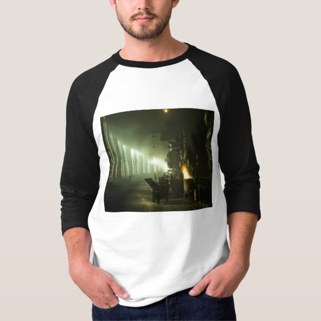 Lokomotiven im Roundhouse T-Shirt (Vorderseite)