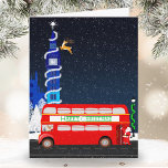 London Big Ben mit Double Decker Bus Weihnachten Karte<br><div class="desc">Diese festliche Abbildung zeigt den Big Ben,  der mit einer Schneeflocke geschmückt ist,  einem der Rentiere des Weihnachtsmanns,  der eine Fliege macht,  während der Weihnachtsmann und Rudolph eine Tour in einem roten Doppeldeckerbus machen.</div>