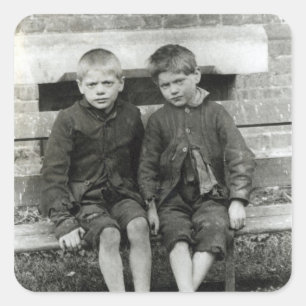 London-Elendsviertel, die Jungen Quadratischer Aufkleber