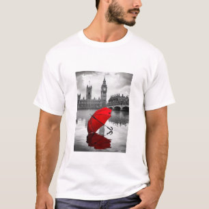 London Rain: Roter Regenschirm an der Themse T-Shirt