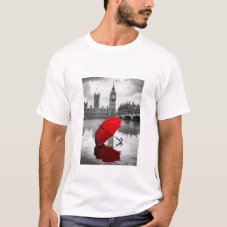 London Rain: Roter Regenschirm an der Themse T-Shirt