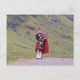Lone Scottish bagpiper, Highlands, Schottland Postkarte