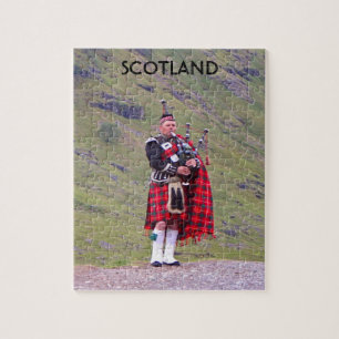 Lone Scottish bagpiper, Highlands, Schottland Puzzle