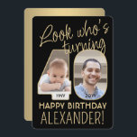 Look Who's 40 Black & Gold Geburtstagsparty 2 Foto Einladung<br><div class="desc">Schau, wer 40 wird! Laden Sie Familie und Freunde zu einer eleganten 40. Geburtstagsfeier mit maßgeschneiderten 2-Foto-Party Einladungen ein. Bilder und Texte auf dieser Vorlage sind einfach zu personalisieren. (IMAGE PLACEMENT TIP: Eine einfache Möglichkeit, ein Foto genau zu positionieren, wie Sie es gewollt haben, ist es, es einzuschneiden, bevor Sie...</div>