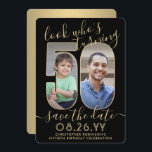 Look Who's 50 Black & Gold Geburtstagsparty 2 Foto Save The Date<br><div class="desc">Schau, wer 50 wird! Laden Sie Ihre Familie und Freunde zu einem bevorstehenden 50. Geburtstag mit maßgeschneiderten Foto Save the Date Party Einladungen. Bilder und Texte auf dieser Vorlage sind einfach zu personalisieren. (IMAGE PLACEMENT TIP: Eine einfache Möglichkeit, ein Foto genau so zu positionieren, wie Sie es gewollt haben, besteht...</div>