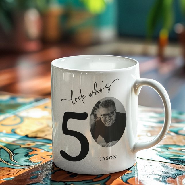 "Look Who's 50" Stilvolle 50. Geburtstag Kaffeetasse (Von Creator hochgeladen)