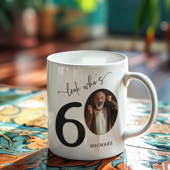 'Look Who's 60' Stilvolle 60. Geburtstag Kaffeetasse (Von Creator hochgeladen)
