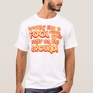 Lookin mögen einen Dummkopf mit Ihren Hosen aus T-Shirt