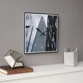 Looking up to the Shard, Tooley Street, London, Quadratische Wanduhr