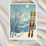 Loon Mountain New Hampshire Skigebiet Postcard Postkarte<br><div class="desc">Hallo aus den schneebedeckten Bergen des Loon Mountain,  New Hampshire! Wir hoffen,  dass Sie einen wunderschönen Skiurlaub haben. Diese Postkarte zeigt eine wunderschöne,  blau-graue Berglandschaft mit Retro-Skischulen in orangefarbenem Stammesmuster. Alle Textsätze können an Ihren Anzug angepasst werden!</div>