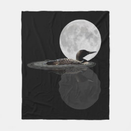 Loon Swims im Mondlicht Fleece Blanket