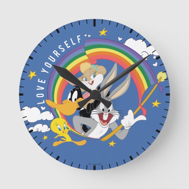 LOONEY TUNES™ - Liebe Ihr eigenes Abzeichen Runde Wanduhr (Vorderseite)