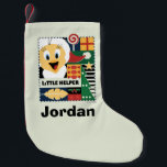 LOONEY TUNES™ TWEETY™ Little Helper Kleiner Weihnachtsstrumpf<br><div class="desc">Diese herzerwärmende Urlaubsgrafik zeigt Tweety Bird, den liebenswerten Looney Tunes Charakter, während er im festlichen Geist mitmacht. In dieser bezaubernden Darstellung kommen zwanzig flüchtige Blicke mit weiten, aufgeregten Augen hervor, umgeben von einem Flickwerk aus Weihnachtselementen, darunter ein Bonbons, ein sternbedeckter Baum und farbenfrohe Geschenkboxen. Der spielerische Titel "Little Helper" fügt...</div>