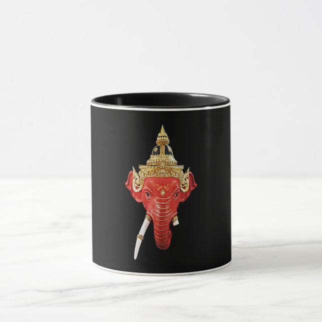 Lord Ganesha in der traditionellen thailändischen  Tasse (Zentrum)