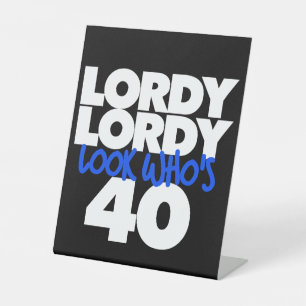 Lordy Lordy look, der 40 ist Sockelschild