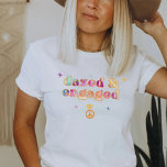 LORI Gefärbte Krawatte Dazed and Verlobt Bride Bac T-Shirt<br><div class="desc">Dieses verlobte Bachelorette im Shirt bietet eine groovy 70er-gefärbte Krawatte und einen Retro-Blase-Schriftart. Bestellen Sie die weiße "abgestufte und verlobte" Option für die zukünftige Braut und die koordinierenden "geboosterten und verwirrten" Shirts für Ihre Bachelorette-Gruppe.</div>
