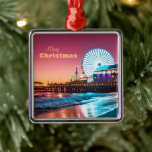 Los Angeles Pink Blue Sunset Santa Monica Pier Ornament Aus Metall<br><div class="desc">"Frohe Weihnachten" Los Angeles Pink und Blue Sunset Santa Monica Pier Metal Ornament: Dieses Foto wurde in Los Angeles,  Kalifornien aufgenommen. Sie können mein Bild verwenden oder es für sich selbst tauschen. So oder so ist dies ein großartiges Ornament,  um Ihren Weihnachtsbaum mit einem Roadtrip-Souvenir zu schmücken.</div>