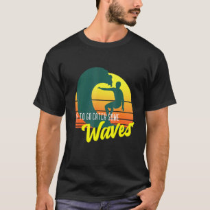Los geht's, um einige Wellen am Strand beim Sonnen T-Shirt